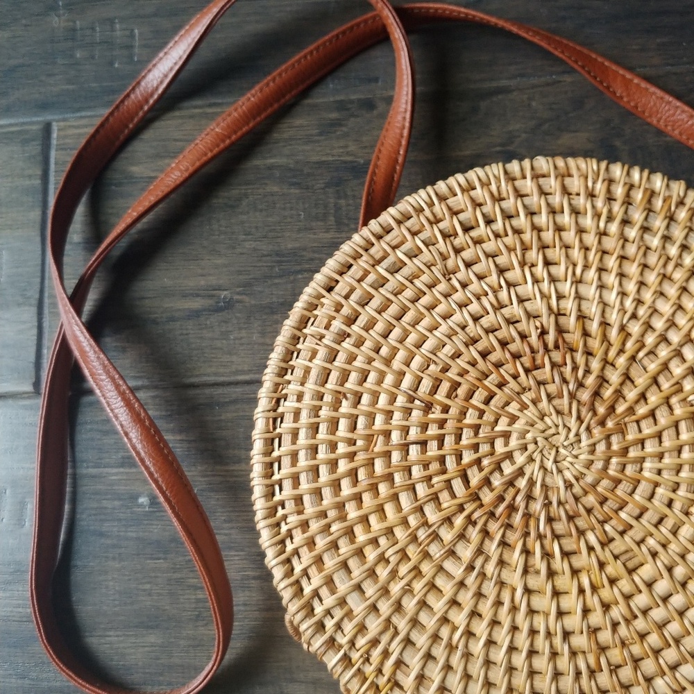 Round Rattan crossbody